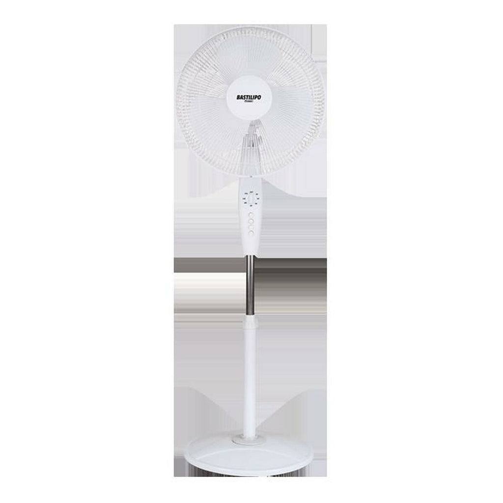 Ventilateur sur pied Bastilipo Tenerife blanc dans un salon