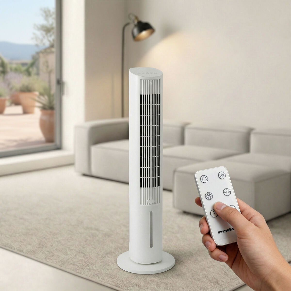 Rafraîchisseur évaporatif tour Hushly posé dans un salon