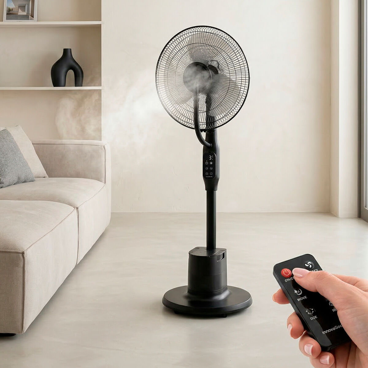 Ventilateur brumisateur sur pied Sprair InnovaGoods sur une terrasse